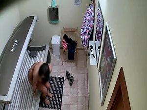 Hidden cam caught a girl in a solarium Picture 5