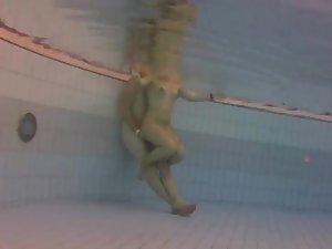 Couple trying to have sex in the pool Picture 2