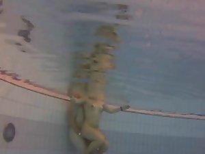 Couple trying to have sex in the pool Picture 3