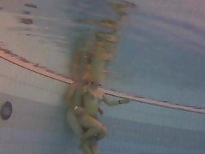 Couple trying to have sex in the pool Picture 5