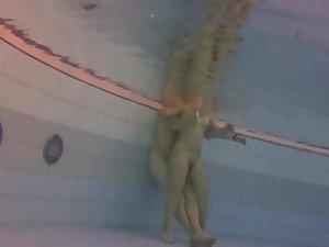 Couple trying to have sex in the pool Picture 6