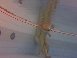 Couple trying to have sex in the pool Picture 7