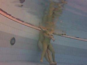 Couple trying to have sex in the pool Picture 8