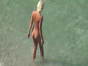 Amazing woman arrived to the beach Picture 6