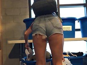Ass on discount in clothes store Picture 6