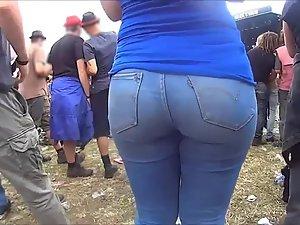 Sexy ass girl stands out in the crowd Picture 2
