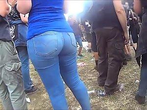 Sexy ass girl stands out in the crowd Picture 4