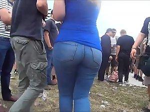 Sexy ass girl stands out in the crowd Picture 5