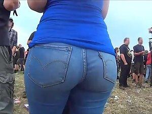 Sexy ass girl stands out in the crowd Picture 6