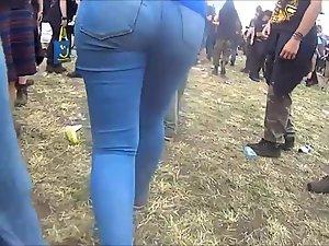 Sexy ass girl stands out in the crowd Picture 7