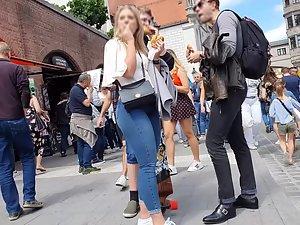 Thank the snacks for her thick curves Picture 1