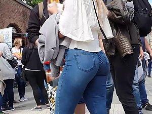 Thank the snacks for her thick curves Picture 2