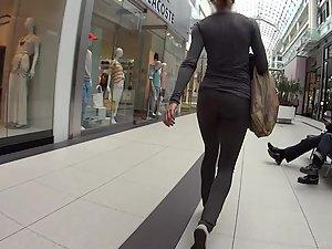 Athletic ass in front of me on moving stairs Picture 5