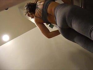 Voyeur caught fitness girl's hamburger pussy in dressing room Picture 8