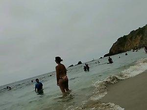 Curvy milf peeped while she enjoys the beach Picture 1