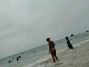 Curvy milf peeped while she enjoys the beach Picture 4
