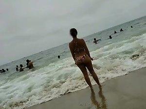 Curvy milf peeped while she enjoys the beach Picture 5