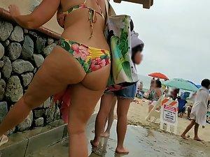 Curvy milf peeped while she enjoys the beach Picture 7