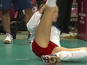 Pro sport babe stretches on the floor Picture 2