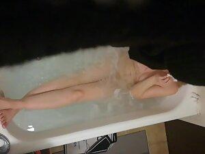 Spying on naked stepsister in the bathtub Picture 5