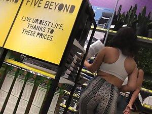 Big soft booty in very sexy leggings Picture 3