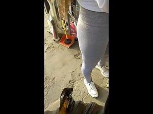 Checking out her ass and cameltoe in grey leggings Picture 7