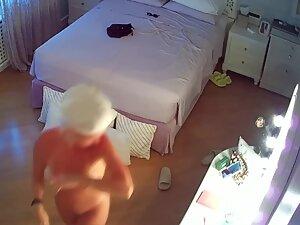 Naked roommate talking to friend on video call Picture 5