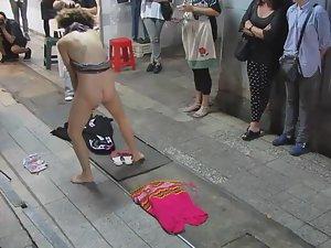 Public nudity as art performance Picture 4