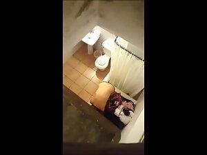 Voyeur peeps on curvy roommates in bathroom Picture 5