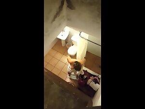 Voyeur peeps on curvy roommates in bathroom Picture 6
