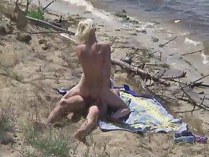 Voyeur stumbled on this beach cowgirl Picture 6