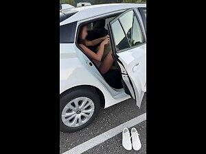 Naughty girlfriend changes clothes in the parked car Picture 1