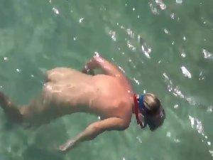 Naked diving girl spied by a voyeur Picture 8