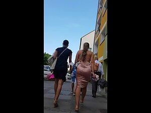 Curvy woman squeezed in tight pink dress Picture 2
