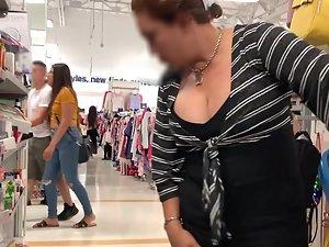Incredible boobs of a sexy milf in the store Picture 3