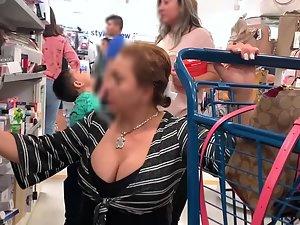 Incredible boobs of a sexy milf in the store Picture 7