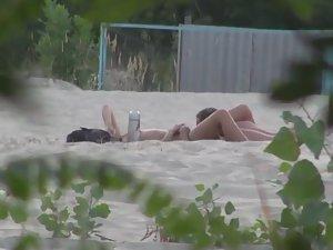 Beach pussy licking spied by a voyeur Picture 1