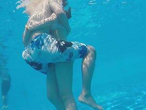 Hot girlfriend strokes boyfriend's dick in swimming pool Picture 1