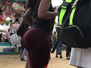 Black girl's bubble butt stands out in the crowd Picture 4