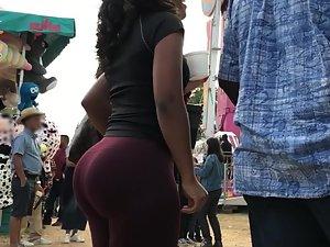 Black girl's bubble butt stands out in the crowd Picture 6