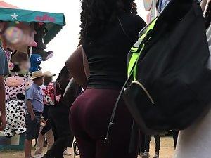 Black girl's bubble butt stands out in the crowd Picture 7