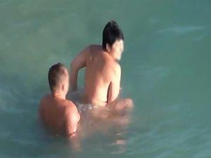 They have trouble fucking in the water Picture 3