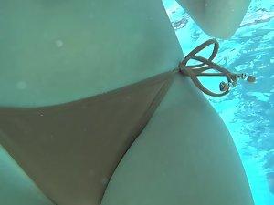 Voyeur does underwater bikini area inspection Picture 4