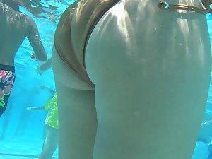 Voyeur does underwater bikini area inspection Picture 6
