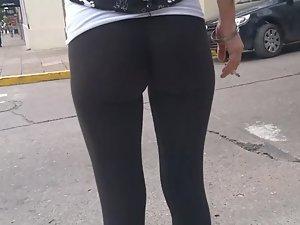 Tight leggings are deep in her ass Picture 1