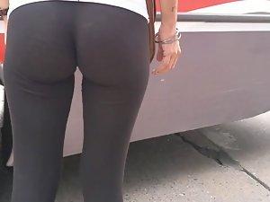 Tight leggings are deep in her ass Picture 5