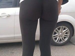 Tight leggings are deep in her ass Picture 8