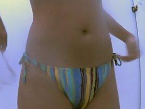 Hot woman undressing her pretty bikini Picture 1
