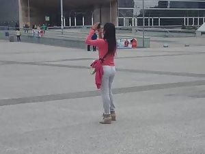 Asian tourist got a nice butt crack Picture 1