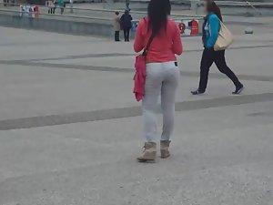 Asian tourist got a nice butt crack Picture 2